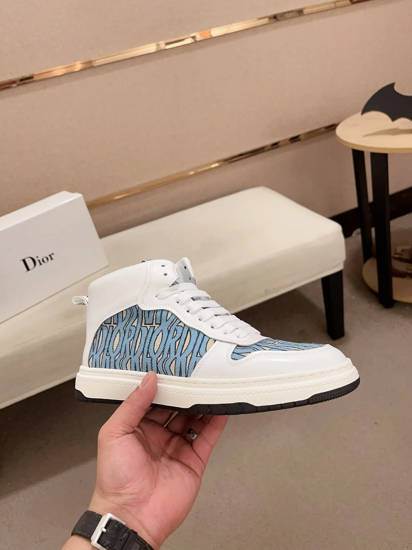 Men's shoes💰 420💰🇮🇹🇮🇹Dior d The new high-tops are on sale at the same time at the counter. The uppers are 🇮🇹 Italian imported first-layer cowhide, and the fully imported sheepskin lining is 💪💪. It is a complete 1⃣️ to 1⃣️ replica 🇮🇹💪💪. ⚠Sole: The original sole is specially provided by the original factory. The exclusive movable molded sole is super comfortable. ⚠Original factory follow-up goods, 🔍🔍high quality, you can enter and exit the counter at will, welcome to compare⚠. Code number:38-44